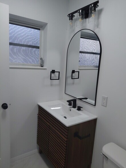 Building Photo - 4604 Bougainvilla Dr