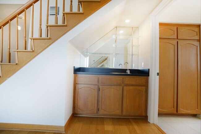 Building Photo - Sunlight Galore 2 Bed / 3Bath + Loft + Sun...