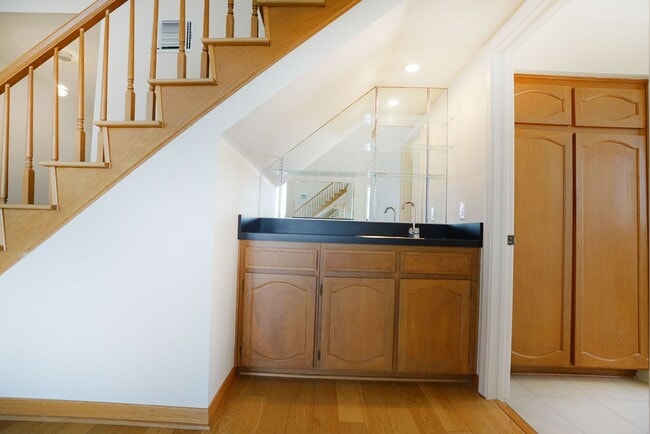 Building Photo - Sunlight Galore 2 Bed / 3Bath + Loft + Sundeck Condo in Westwood!