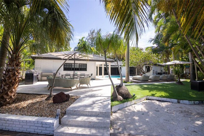 Building Photo - 2500 Bayview Dr