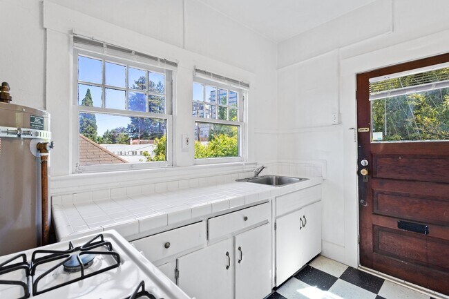 Building Photo - 1 Bedroom with den close to SW! Walking di...