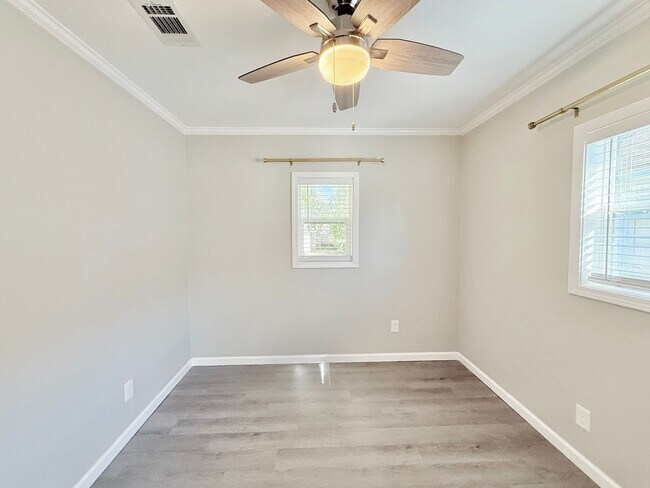 Building Photo - Fully Remodeled East Hill Cottage