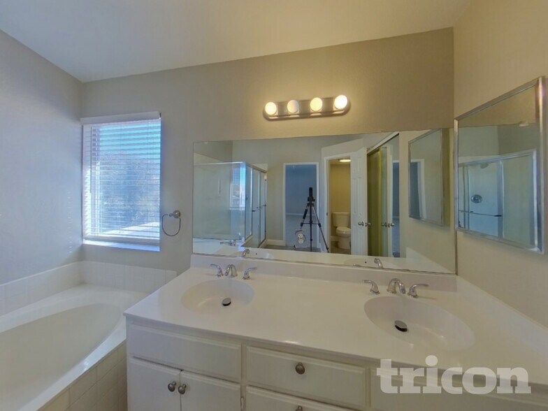 Building Photo - 1584 Bright View Dr