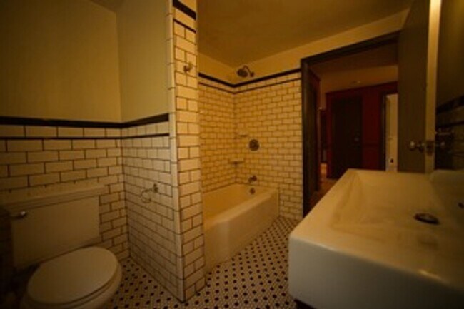 Building Photo - Beautiful 4 BD/2 BA Home !