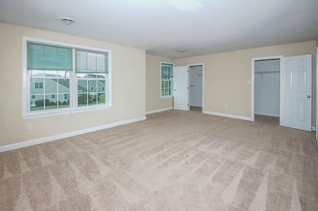 Building Photo - 3 BEDROOM 2.5 BATHROOM APARTMENT