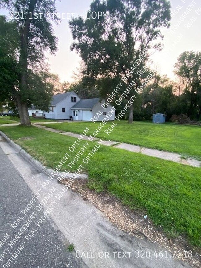 Building Photo - 1 1/2 Story Home 2 Bedrooms 1 Bath Home in...