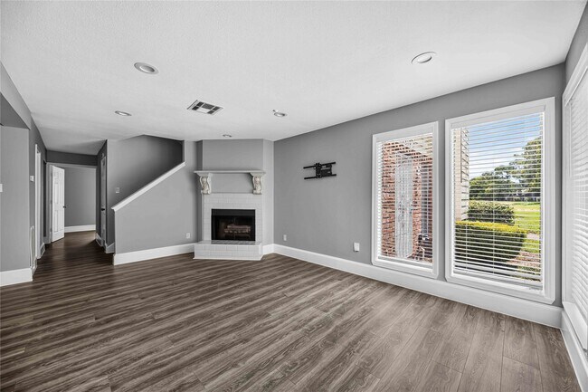 Building Photo - 7866 Green Lawn Dr