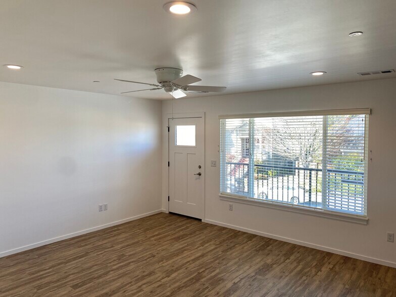 Building Photo - 1318 6th St