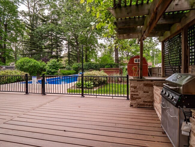 Building Photo - 5012 Hollyview Dr