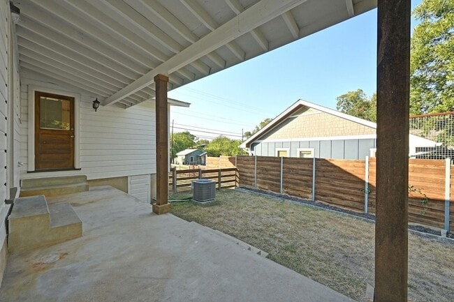 Building Photo - 1900 Cedar Ave