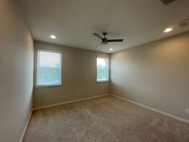 Building Photo - 1061 Amber Leaf Trl
