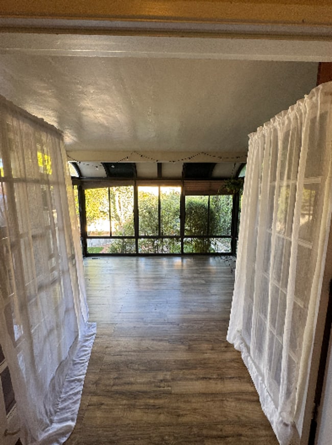 Building Photo - Charming Westside ADU with Private Backyard