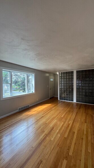 Building Photo - 112 Bigelow St