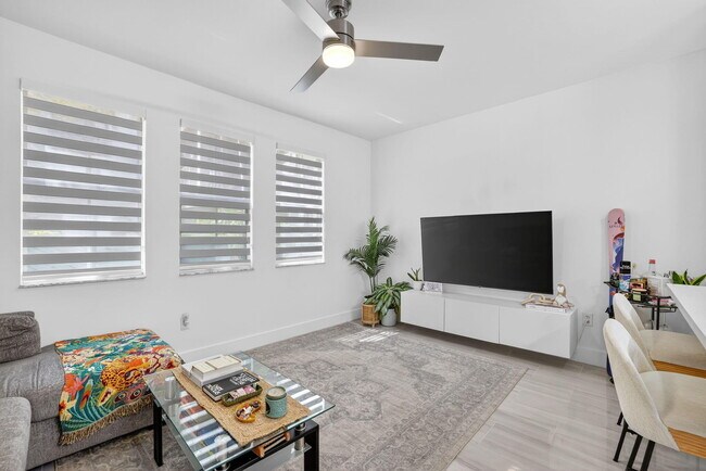 Building Photo - 533 NE 3rd Ave