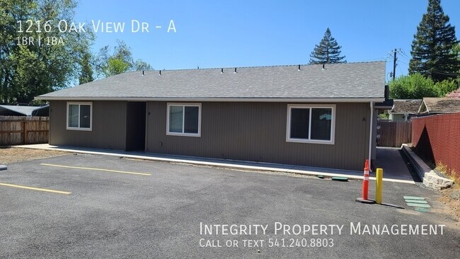 Building Photo - 1216 Oak View Dr