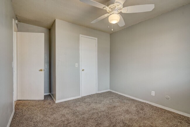 Building Photo - 4 bed 1.5 bath duplex in Midwest City