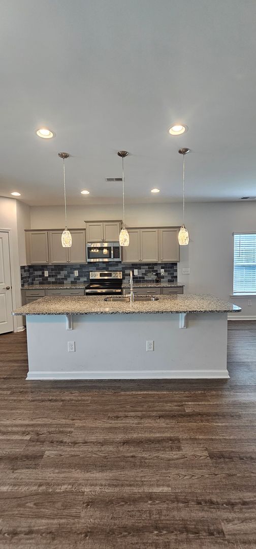 Building Photo - Live where charm meets convenience-Glenmoo...