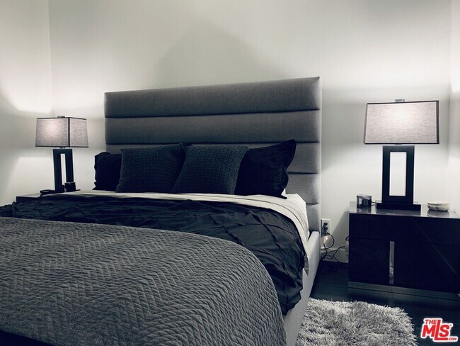 Building Photo - 7250 Franklin Ave