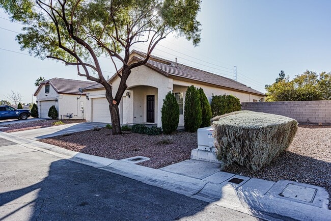 Building Photo - 1 Story home with 3 Bedrooms