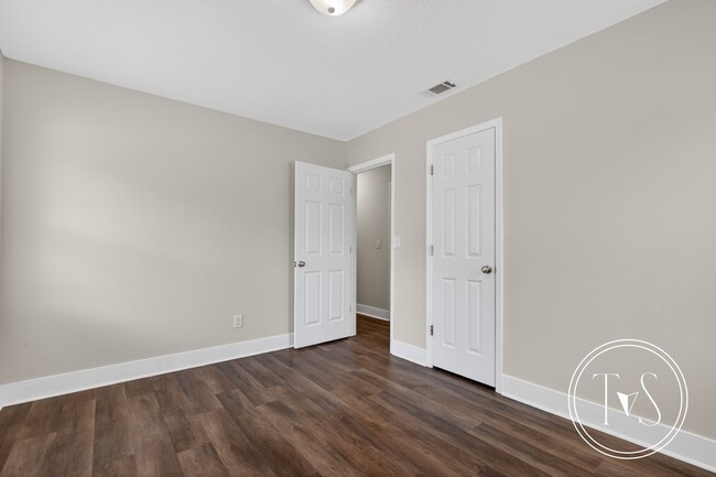 Building Photo - 109 Elm St
