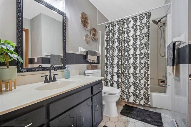 Building Photo - 3 Bedroom 2 Bath Townhome with 2 Ensuite B...