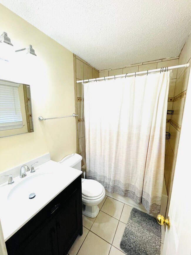 Building Photo - **3 Bed 2 Bath located off Atlanta Hwy ** ...