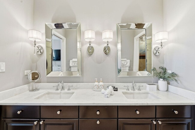 Building Photo - 657 N Carpenter St