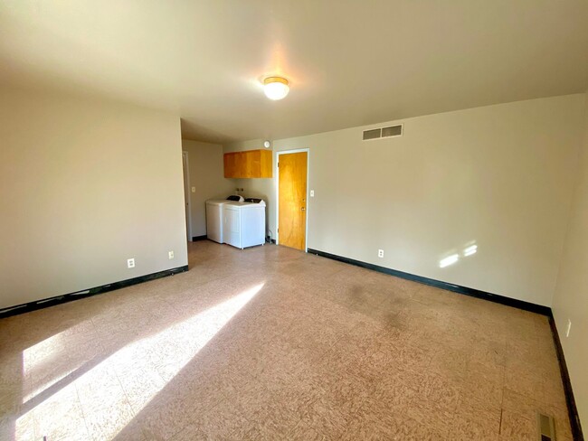 Building Photo - 3 Bedroom, 2 Bathroom Single Level Home ne...