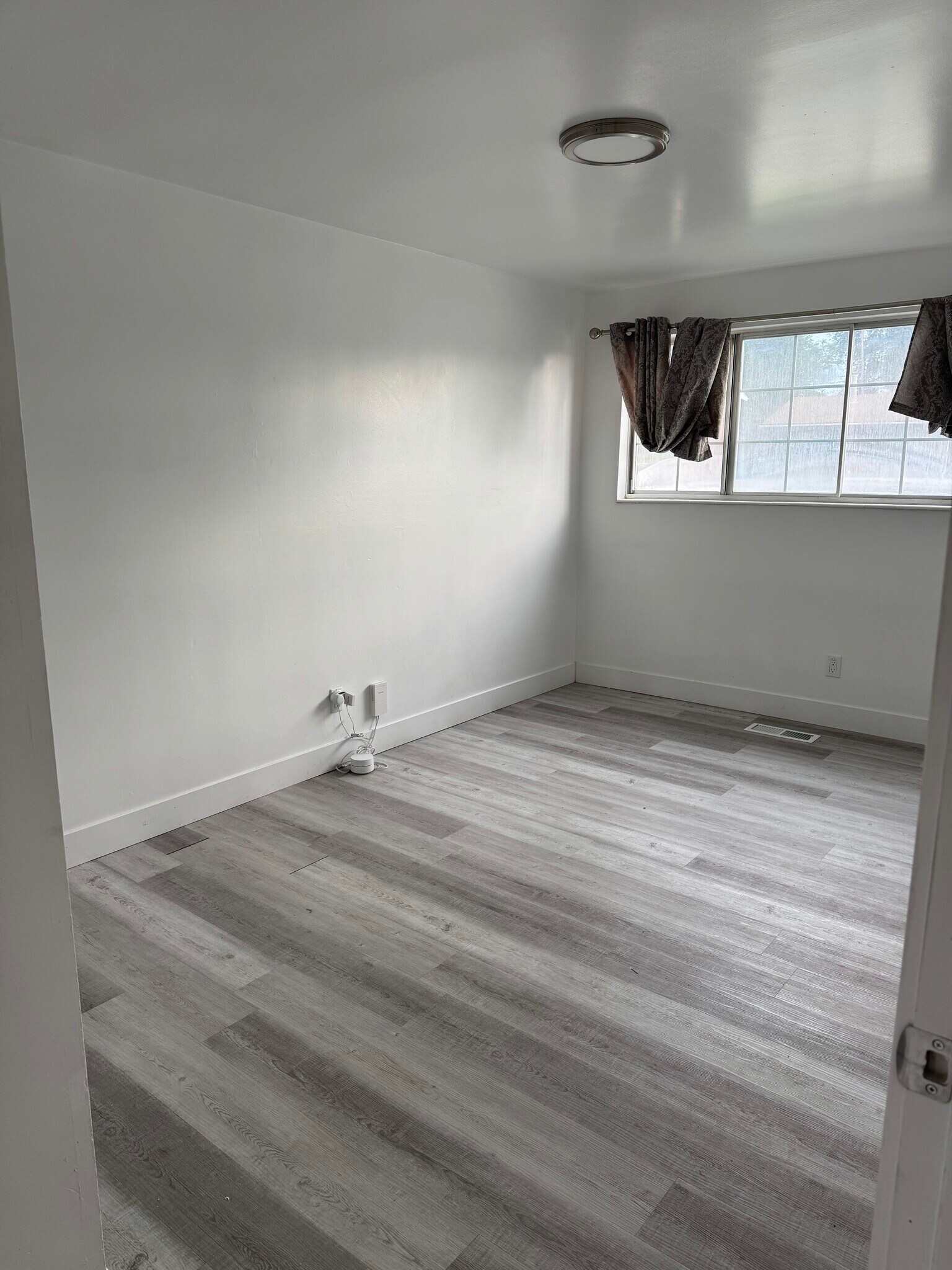 Building Photo - 883 E Sego Lily Dr