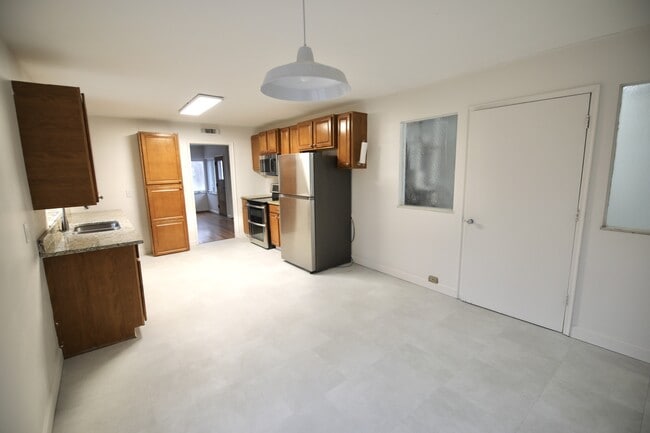 Building Photo - 3191 E Broad St