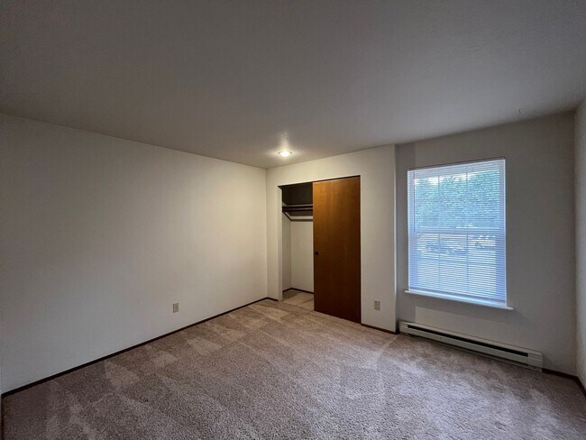 Building Photo - Great Two Bedroom in Roosevelt Neighborhood