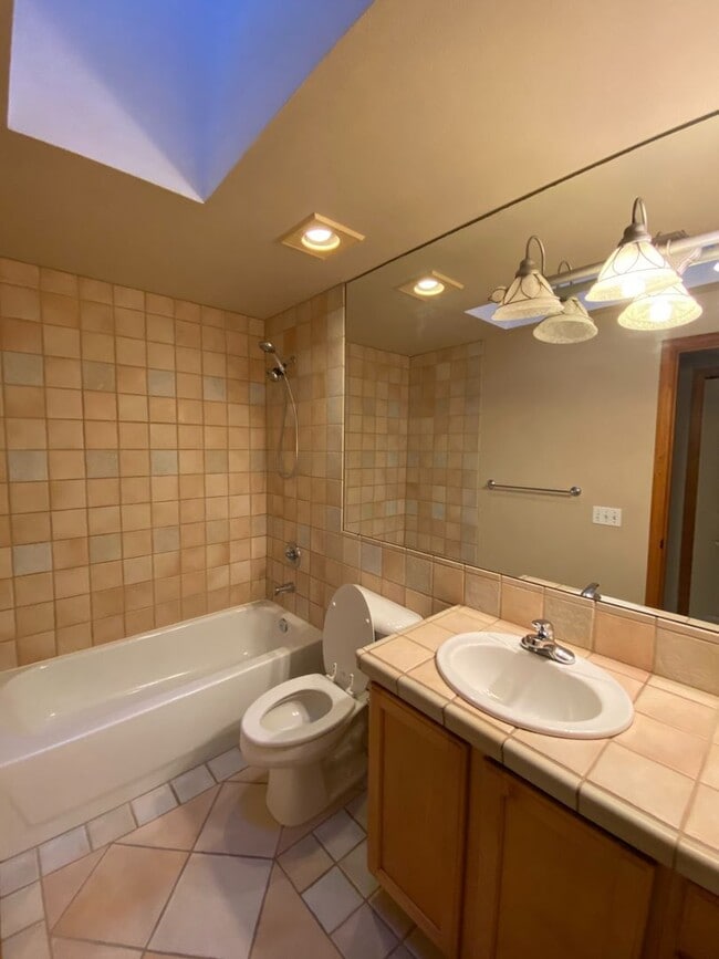 Building Photo - Appealing 3 bed / 1.5 bath townhouse in Greenwood/N Seattle