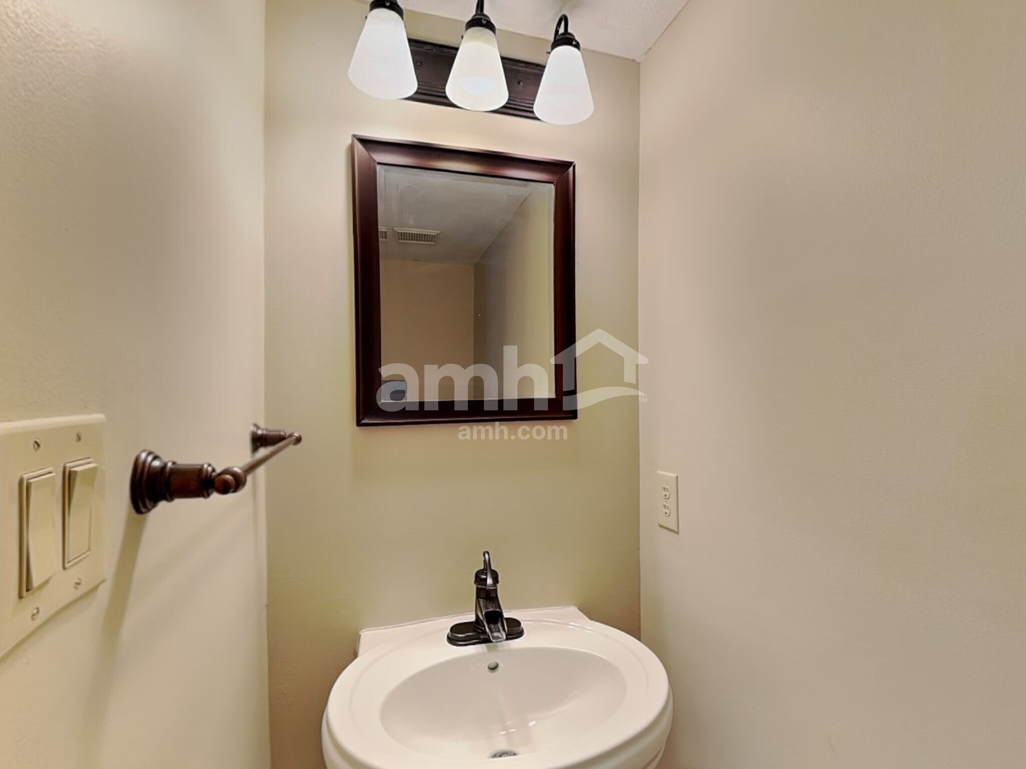 Building Photo - 5943 King Lear Dr