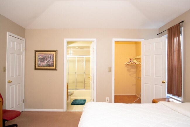 Building Photo - 637 Waterford Dr