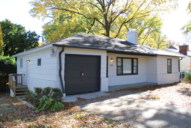 Building Photo - MOVE IN SPECIAL! - Spacious 4 bedroom and 2 bath with a very beautiful sun room in Kansas City MO