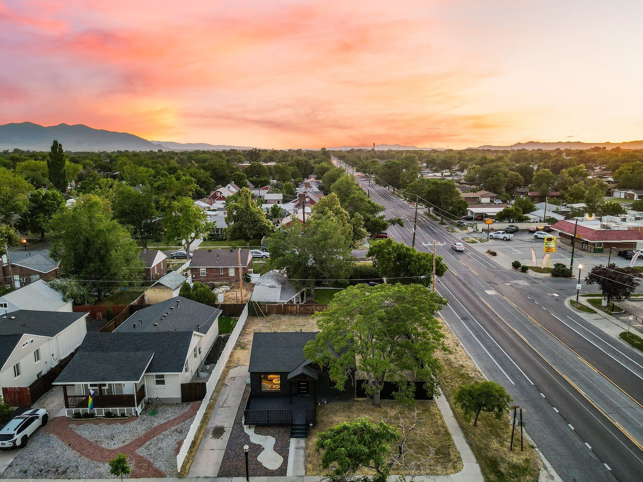 Building Photo - 983 N Poinsettia Dr