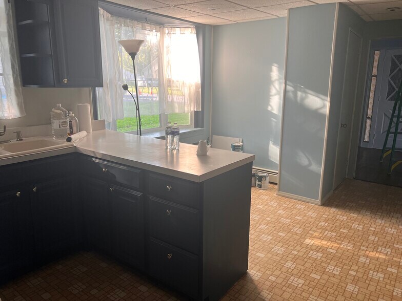 Kitchen/dine in kitchen laundry room perspective - 1726 Temple Ave