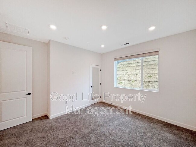 Building Photo - 820 Makani St