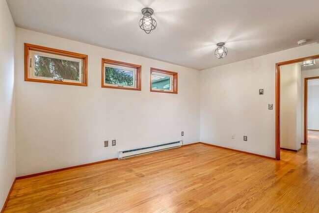 Building Photo - Large 2 Bedroom in Queen Anne * Utilities/ Parking Included*