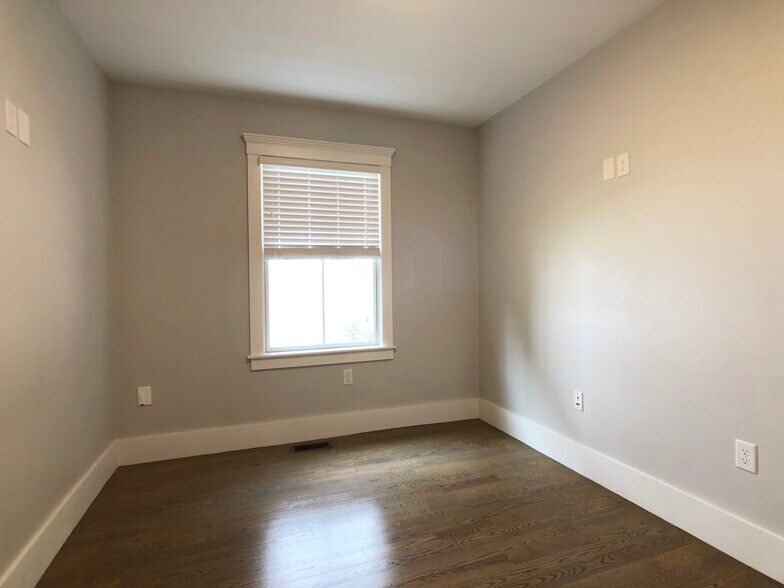 Building Photo - 88 Rossmore Rd