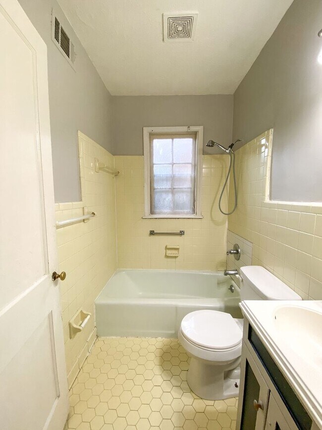 Building Photo - 3 bed, 1 bath by the University of Memphis