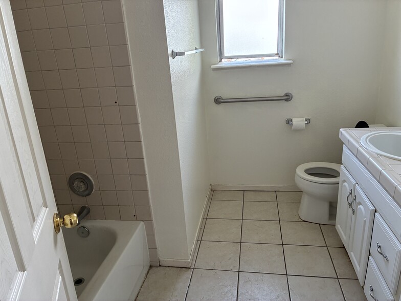 Building Photo - 1133 E Divisadero St