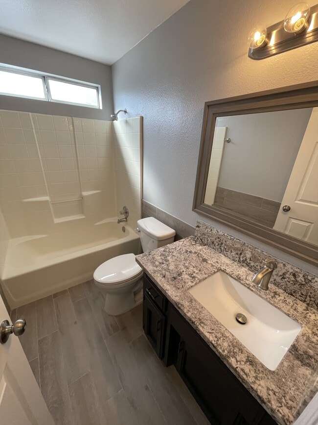 Building Photo - 2800 E Valley Oaks Dr