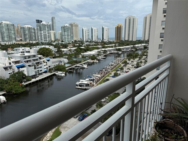 Primary Photo - 400 Kings Point Dr