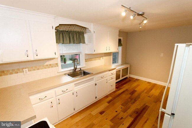 Building Photo - 319 W Cir