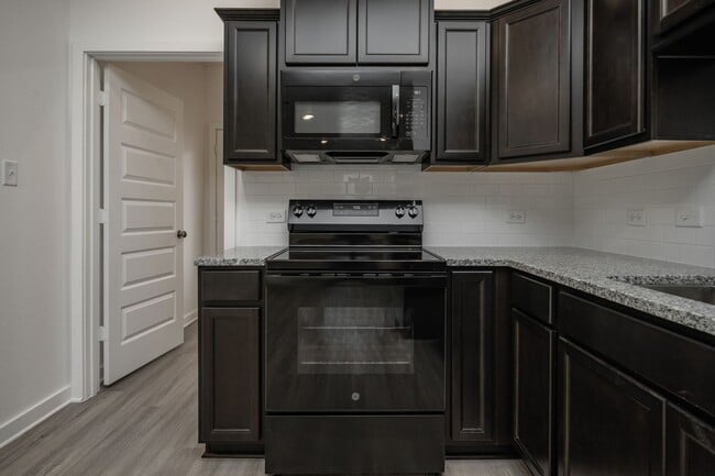 Building Photo - 1606 W 5th St