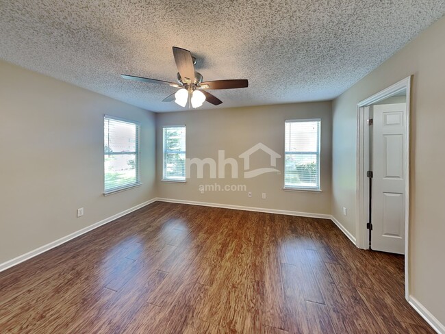 Building Photo - 14428 Woodfield Cir N