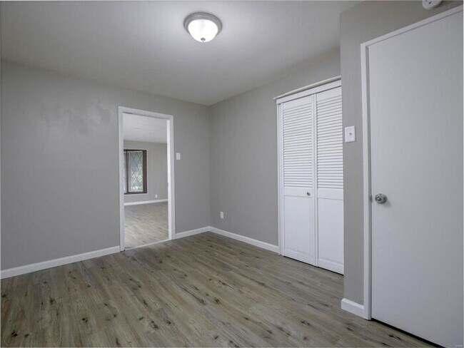 Building Photo - Welcome to 8264 Morganford!