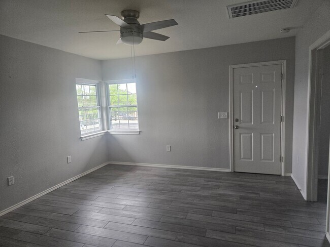 Building Photo - Adorable 1 bedroom/1 bathroom with secured entry!