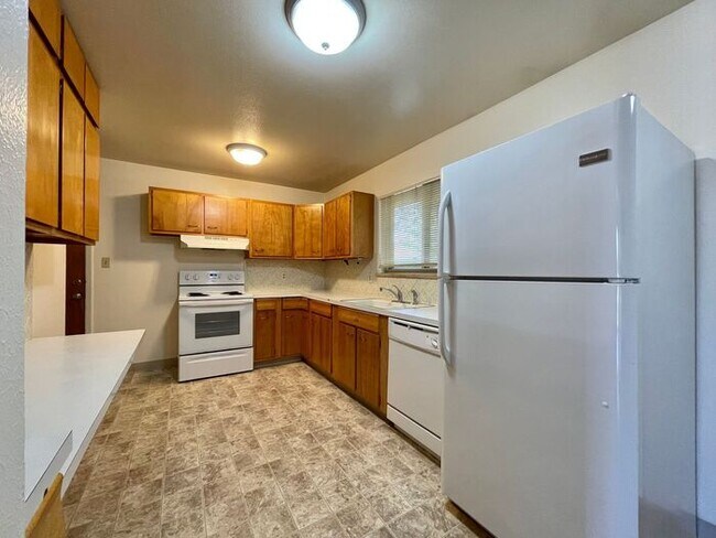 Building Photo - Spacious 3 Bedroom, 1.5 Bathroom Home in G...